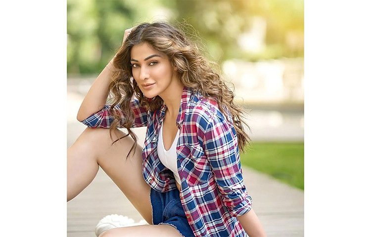 সাদা ধবধবে ত্বক, তাই যেকোনো পোশাকেই তার রূপ ফুটে ওঠে। ছবি: সংগৃহীত