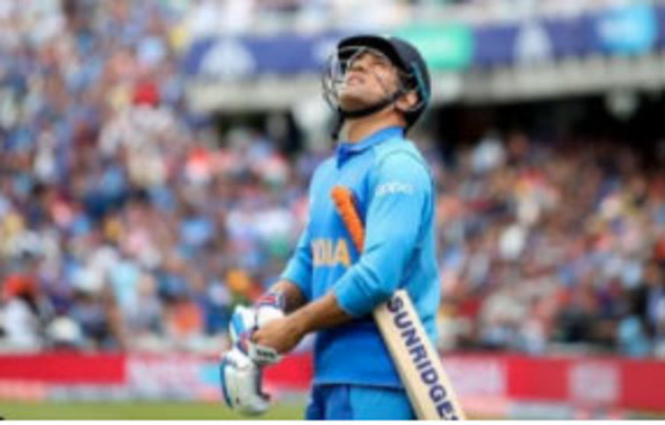 ফোর্বসের তালিকায় অন্তর্ভুক্তি: স্পোর্টস ওয়েবসাইট ক্লাচ পয়েন্টসের তথ্য অনুযায়ী, মহেন্দ্র সিং ধোনি ইন্ডিয়ান প্রিমিয়ার লিগের দ্বিতীয় সর্বোচ্চ আয় করেন। চেন্নাই সুপারকিংসের সঙ্গে তার ২.১ মিলিয়ন ডলার চুক্তি রয়েছে, যা ভারতীয় মুদ্রায় প্রায় সাড়ে ১৫ কোটি টাকা।