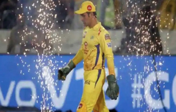 এক্ষেত্রে প্রায় ২০ কোটি টাকার চুক্তি বিরাট কোহলি প্রথম স্থানে রপডছেন। ২০১৪ এবং ২০১৫ সালে, তিনি একমাত্র ভারতীড খেলোডাঢ় যিনি ফোর্বস শীর্ষ ১০০ অ্যাথলিটের তালিকাড জাডগা করে নিয়েছিলেন। এই সময়ে তার র‌্যাঙ্কিং যথাক্রমে ২২ এবং ২৩ ছিল। যদিও এই তালিকায় তার সেরা র‌্যাঙ্কিং ১৮ তম স্থানে ছিল।