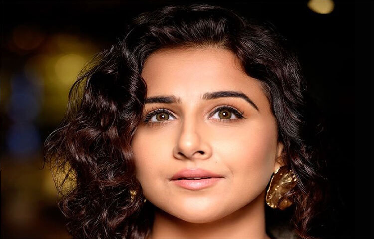 ব্যাকরণ মানা সুন্দরী বিদ্যাকে দেখে বোঝাই যায় না যে তার বয়স চল্লিশের গণ্ডি ছাড়িয়ে গিয়েছে বছর তিনেক আগেই। এখনো বিদ্যাকে মধ্য তিরিশ বলে চালিয়ে দেওয়া যায়। কীভাবে অভিনেত্রী তার রূপ লাবণ্যকে ধরে রাখেন সেই রহস্য এতদিনে পরিষ্কার হলো সবার সামনে। ছবি: সংগৃহীত