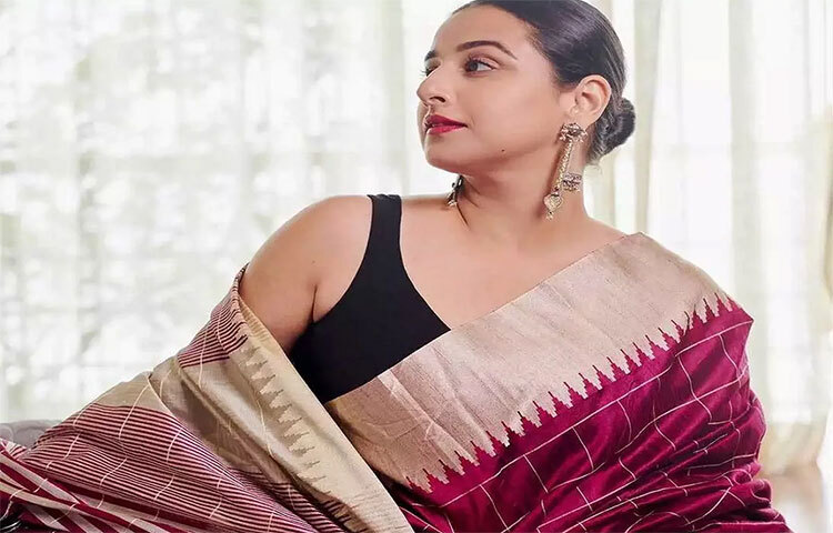 আর্দ্রতা বজায় রাখেন বিদ্যা: বিদ্যা যেখানেই যান না কেন, তার ব্যাগে সব সময় একটি ময়েশ্চারাইজারের বোতল ও একটি হ্যান্ডক্রিম থাকে। সারাদিনে কাজের ফাঁকে ফাঁকে তিনি ময়েশ্চারাইজার ও হ্যান্ড ক্রিম ব্যবহার করতে থাকেন। এতে তার মুখ ও হাত দুই আর্দ্র থাকে। ছবি: সংগৃহীত