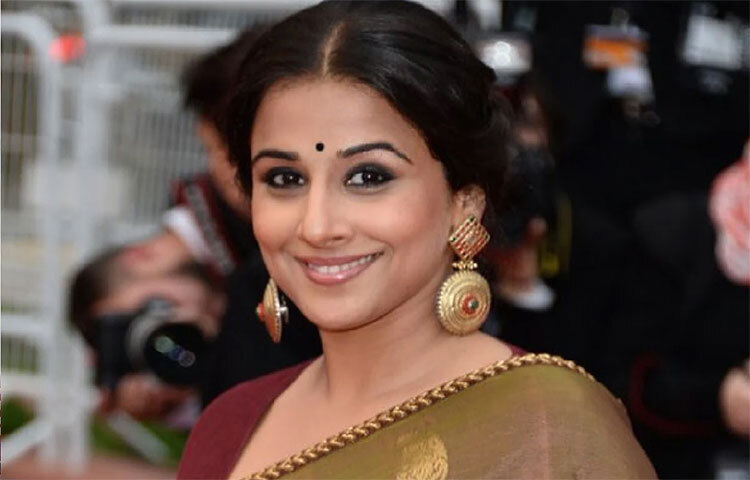 ব্যবহার করেন প্রাকৃতিক সাবান: সাবানে যে ক্ষার থাকে এবং সেটা যে ত্বকের ক্ষতি করে সেটা সবাই জানেন। একথা বিদ্যারও অজানা নয়। তবে তার মানে এই নয় যে সাবান তিনি ব্যবহার করেন না। বিদ্যা ব্যবহার করেন জুঁই ফুলের সাবান, যা একেবারেই প্রাকৃতিক। তার সঙ্গে ময়েশ্চারাইজারের ব্যবহার তো আছেই। ছবি: সংগৃহীত