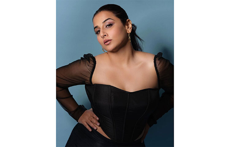 চুলের যত্নে : সপ্তাহে এক বা দুইবার চুলে তেল ম্যাসাজ করান তিনি। যেহেতু প্রাকৃতিক সম্পদে বিশ্বাস করেন নায়িকা তাই তিনি আয়ুর্বেদিক স্পা করান। প্রয়োজন মতো শ্যাম্পু করান তিনি। ছবি: সংগৃহীত