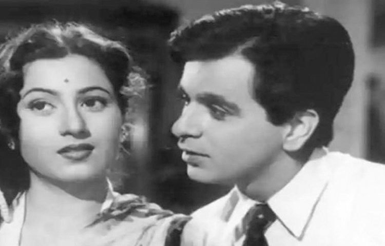 এরপর দিলীপকুমার প্রেমে পড়েন মধুবালার। দীর্ঘ সাত বছর চলেছিল তাদের প্রেমপর্ব। এই সম্পর্ক ভেঙে যায় দুই তারকার ইগো-সমস্যায়। একটি ছবির শুটিং লোকেশনে মধুবালাকে যেতে দিতে রাজি ছিলেন না তার বাবা।