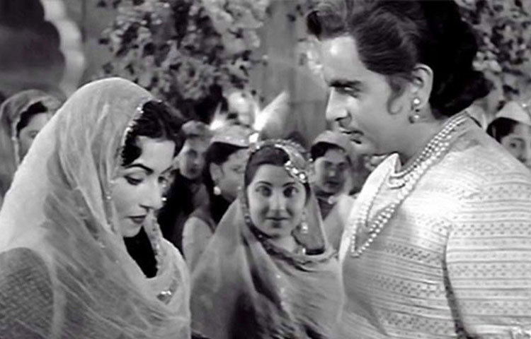 পরিচালক-প্রযোজক অনুরোধ করেন দিলীপকুমারকে। তিনি যেন কথা বলেন মধুবালার বাবার সঙ্গে। দিলীপকুমারের অভিযোগ ছিল, মধুবালার বাবা তাকে অপমান করেছেন।