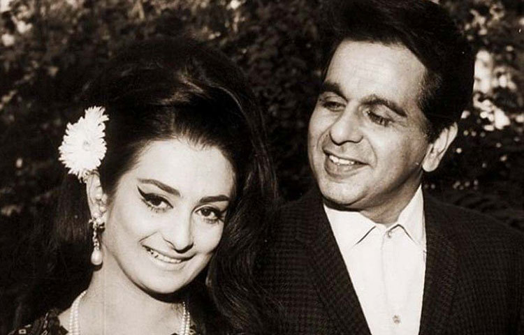 সায়রা বানুকে বিয়ের সময় দিলীপকুমারের বয়স ছিল ৪৪ বছর। সায়রা বানু ছিলেন ঠিক অর্ধেক, মাত্র ২২ বছর। পরে সায়রা বানু একাধিক সাক্ষাৎকারে বলেছেন, তিনি ১২ বছর বয়স থেকেই দিলীপকুমারের অন্ধ ভক্ত ছিলেন।