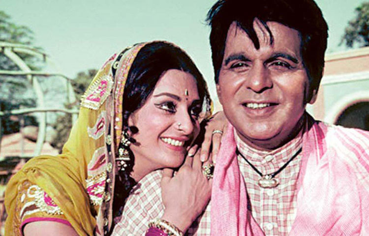 অথচ তার স্বপ্নের নায়কই তাকে প্রথম দিকে বিশেষ গুরুত্ব দিতেন না। প্রথম আলাপে সায়রা বানুর রূপের প্রশংসা করেছিলেন দিলীপকুমার। কিন্তু ‘বাচ্চা মেয়ে’ বলে বজায় রাখতেন দূরত্ব।