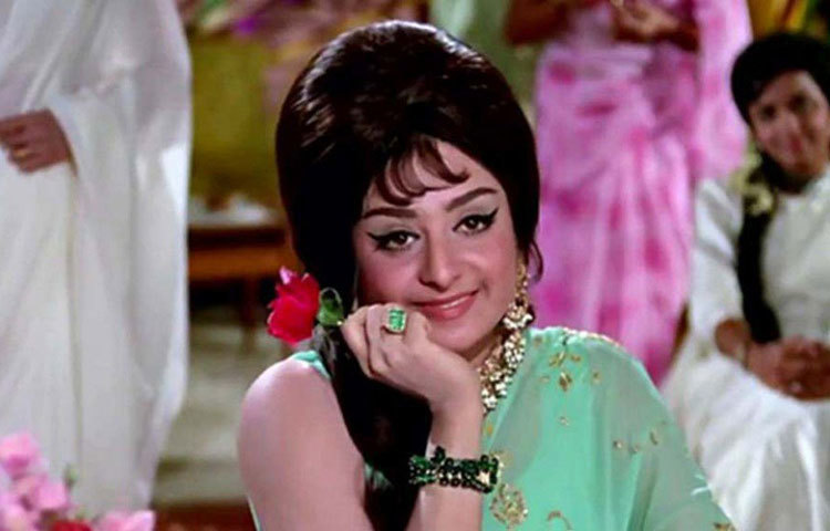 এ দিকে দিলীপকুমারের ছবির ভক্ত সায়রা বানু নিজেই এক দিন পা রাখলেন ইন্ডাস্ট্রিতে। শোনা যায়, সে সময় রাজেন্দ্র কুমারের সঙ্গে তার মৃদু ভাল লাগার সম্পর্ক তৈরি হয়েছিল। কিন্তু সায়রার মা, বিগত দিনের অভিনেত্রী নাসিম বানুর হস্তক্ষেপে বিবাহিত রাজেন্দ্রকুমারের কাছ থেকে সরে আসেন ‘জংলি’ ও ‘পড়োসন’-এর নায়িকা।