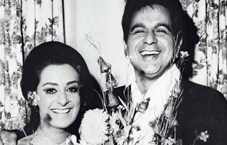 সে সময় অনেকেই বলেছিলেন, এই বিয়ে বেশি দিন স্থায়ী হবে না। কিন্তু নিন্দুকদের মুখ বন্ধ করে দিলীপকুমার-সায়রা বানু দু’জনে দু’জনের পাশে ছায়া হয়ে পাঁচ দশকের বেশি দাম্পত্যজীবন কাটিয়ে দিয়েছেন।