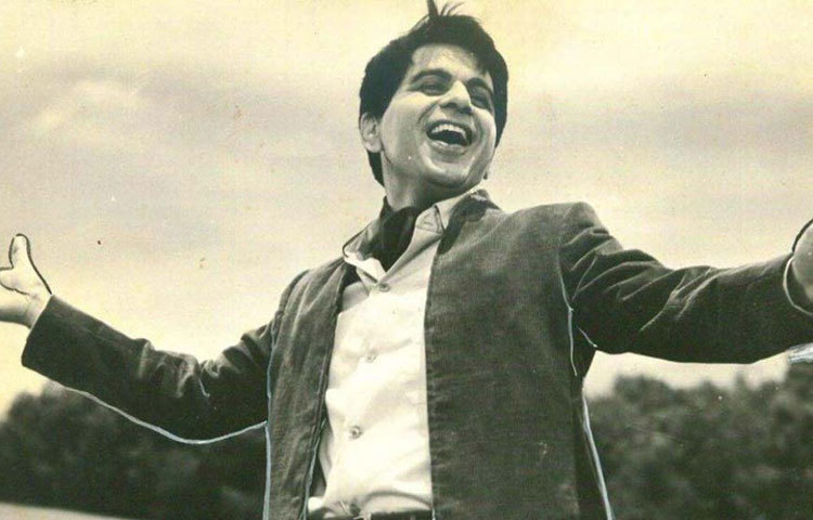 বাড়ি পেশোয়ারে হলেও ইউসুফ পড়তেন নাসিকের বার্নেস বোর্ডিং স্কুলে। বাড়ি ছেড়ে আসার সময়েও মনে পড়ল পুণের কথা। সেখানে পৌঁছে আলাপ হল এক ক্যাফে মালিকের সঙ্গে। পাশে পেলেন এক অ্যাংলো ইন্ডিয়ান দম্পতিকে।