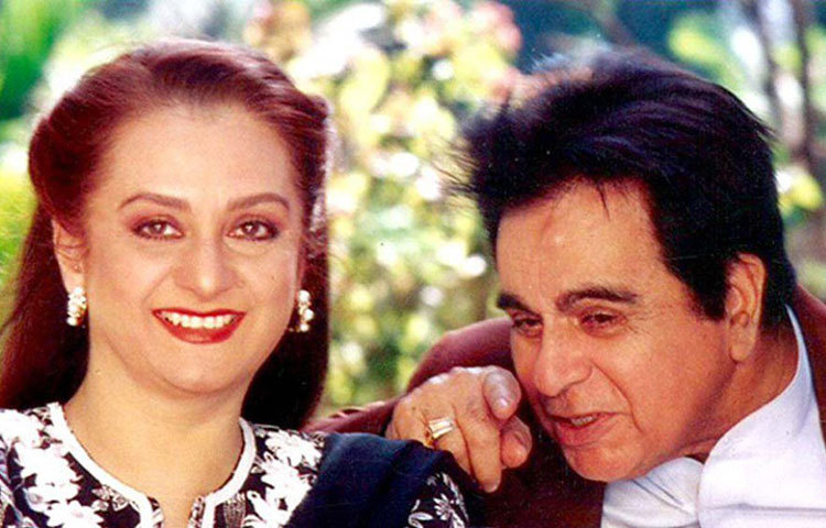 তবে আশির দশকের গোড়ায় কিছুটা হলেও ঝড়ের মুখে পড়েছিল তাদের দাম্পত্য। পাকিস্তানের নাগরিক আসমার সঙ্গে ঘনিষ্ঠ হয়ে পড়েন দিলীপকুমার। এমন গুঞ্জনও শোনা যায়, তিনি সায়রা বানুকে ডিভোর্স করে বিয়ে করেছিলেন আসমাকে।