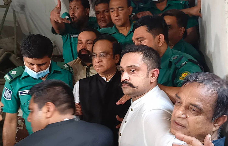 দুর্নীতির মামলায় হাইকোর্টের রায়ে ১০ বছরের কারাদণ্ড বহাল থাকায় উচ্চ আদালতের নির্দেশনা অনুসরণ করে আত্মসমর্পণের পর কারাগারে পাঠানো হয়েছে আওয়ামী লীগ দলীয় সংসদ সদস্য হাজী মোহাম্মদ সেলিমকে। আজ শুনানি শেষে ঢাকার বিশেষ জজ আদালত-৭ এর বিচারক শহিদুল ইসলাম তাকে কারাগারে পাঠানোর আদেশ দেন। ছবি: জাগো নিউজ