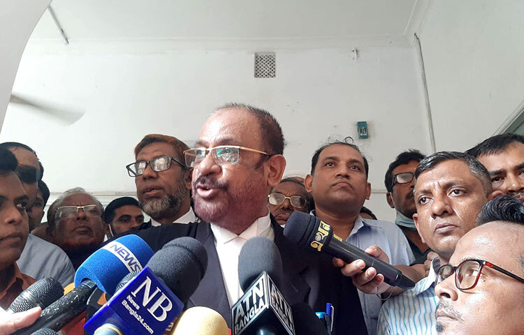 একজন সংসদ সদস্য হিসেবে কারাগারে হাজী সেলিমের যে ডিভিশন পাওয়ার কথা রয়েছে তাতে দুর্নীতি দমন কমিশনের (দুদক) কোনো আপত্তি নেই। হাজী সেলিমকে কারাগারে পাঠানোর আদেশের পর দুদকের আইনজীবী মোশাররফ হোসেন কাজল সাংবাদিকদের এ কথা বলেন। ছবি: বিপ্লব দিক্ষিৎ