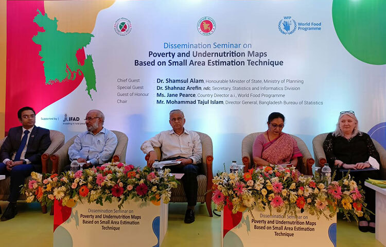 দেশের সবচেয়ে কম দরিদ্র মানুষের বসবাস ঢাকার অভিজাত এলাকা গুলশানে, মাত্র ০ দশমিক ৪ শতাংশ। আর সবচেয়ে বেশি দরিদ্র মানুষের বসবাস কুড়িগ্রামের চর রাজিব উপজেলায়, ৭৯ দশমিক ৮ শতাংশ। আজ রাজধানীতে ‘প্রভার্টি অ্যান্ড আন্ডার নিউট্রিশন ম্যাপস বেজড অন স্মল এরিয়া এস্টিমেশন টেকনিক’ শীর্ষক সেমিনারে এসব তথ্য প্রকাশ করা হয়। ছবি: মাহবুব আলম