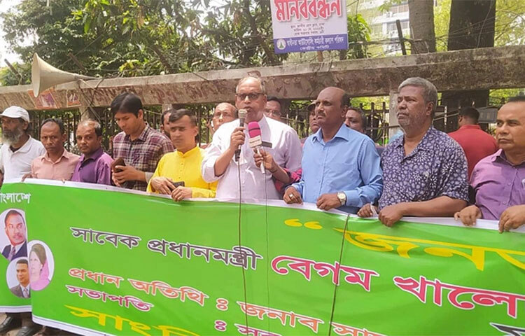 রাস্তার আন্দোলনর ছাড়া সরকারের পতন সম্ভব না বলে মন্তব্য করেছেন বিএনপির ভাইস চেয়ারম্যান শামসুজ্জামান দুদু। আজ জাতীয় প্রেসক্লাবের সামনে সাংবিধানিক অধিকার ফোরামের উদ্যোগে আয়োজিত এক মানববন্ধন কর্মসূচিতে এসব কথা বলেন। ছবি: বিপ্লব দিক্ষিৎ