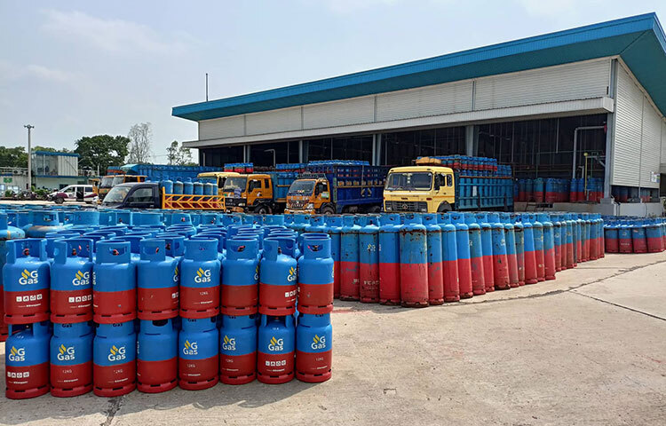 এনার্জি প্যাক লিমিটেডের রূপগঞ্জ জি-গ্যাস স্যাটেলাইট প্ল্যান্ট-১০১ থেকে ঢাকা, ময়মনসিংহ, চট্টগ্রাম, সিলেট বিভাগীয় অঞ্চলে প্রতিদিন ২০০ মেট্রিক টন তরলীকৃত পেট্রোলিয়াম গ্যাস (এলপিজি) সরবরাহ করা হচ্ছে বলে জানিয়েছেন প্রতিষ্ঠানটির বাণিজ্যিক বিভাগের প্রধান আবু সাঈদ রাজা। আজ নারায়ণগঞ্জের রূপগঞ্জ জি-গ্যাস স্যাটেলাইট প্ল্যান্ট-১০১ পরিদর্শনে গেলে তিনি সাংবাদিকদের এ কথা জানান। ছবি: জাগো নিউজ