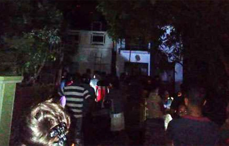 শ্রীলঙ্কার প্রধান সমস্যা জ্বালানি সংকট। শুরু থেকেই মানুষ জ্বালানি তেলের জন্য পাম্পগুলোতে লাইন ধরছে। কোনো কোনো সময় লিপ্ত হচ্ছে সংঘর্ষে। জ্বালানির অভাবে দেশটির মানুষ দিশেহারা, হতাশ ও ক্ষুব্ধ। এমন পরিস্থিতিতে তেল না পেয়ে একটি পাম্পের মালিকের বাড়িতে আগুন জ্বালিয়ে দিয়েছে বিক্ষুব্ধ জনতা। ছবি: সংগৃহীত