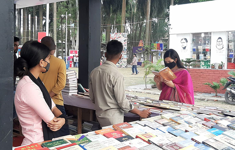 বইমেলা উদ্বোধনের পর ক্রেতাদেও জন্য খুলে দেয়া হয়েছে মেলার গেট। আজ প্রথম দিন বইপ্রেমীদের উপস্থিতি কম হলেও কয়েকদিন পর বাড়বে বলে প্রত্যাশা করছেন প্রকাশকরা। ছবি: জাগো নিউজ