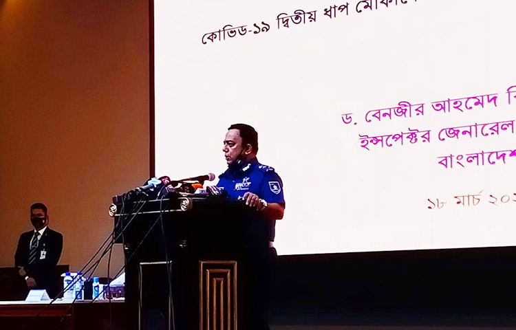 পুলিশ মহাপরিদর্শক ড. বেনজীর আহমেদ বলেছেন, করোনাভাইরাসের প্রকোপ গত মাস পর্যন্ত কম থাকলেও মার্চ থেকে এটি বৃদ্ধি পেয়েছে। আমাদেরকে স্বাস্থ্যবিধি কঠোরভাবে মেনে চলতে হবে। আজ রাজারবাগ পুলিশ অডিটোরিয়ামে কোভিড-১৯ দ্বিতীয় ধাপ মোকাবিলায় দেশব্যাপী পুলিশের উদ্যোগ অনুষ্ঠানে তিনি এসব কথা বলেন। ছবি: জাগো নিউজ