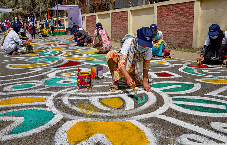 ‘দেখাবে গাইবান্ধা, দেখবে দেশ; রেকর্ড করবে বাংলাদেশ’-এই স্লোগানকে সামনে রেখে গাইবান্ধা-সাঘাটা আঞ্চলিক মহাসড়কে ১০ কিলোমিটার দীর্ঘ আলপনা আঁকা শুরু হয়েছে। আজ দুপুরে এই আলপনা আঁকা শুরু হয়। ছবি: জাগো নিউজ