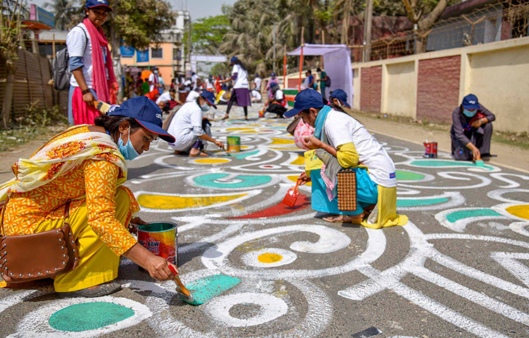 জাতির পিতা বঙ্গবন্ধু শেখ মুজিবুর রহমানের জন্মশতবার্ষিকী ও স্বাধীনতার সুবর্ণজয়ন্তীকে স্মরণীয় করে রাখতেই এই আলপনা এঁকে নতুন রেকর্ড গড়তে চান গাইবান্ধার মাধ্যমিক, উচ্চমাধ্যমিক ও বিশ্ববিদ্যালয়ের শিক্ষার্থীরা। ছবি: জাগো নিউজ