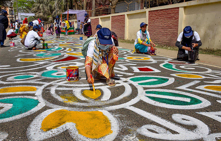 গাইবান্ধা পুলিশ লাইনের সামনে থেকে দুপুরে এই আলপনা আঁকা শুরু করা হলেও বিকেল ৫টায় গাইবান্ধা-সাঘাটা সড়কের ভাঙ্গামোড় এলাকা থেকে এর আনুষ্ঠানিক উদ্বোধন করেন জাতীয় সংসদের ডেপুটি স্পিকার ফজলে রাব্বী মিয়া। ছবি: জাগো নিউজ