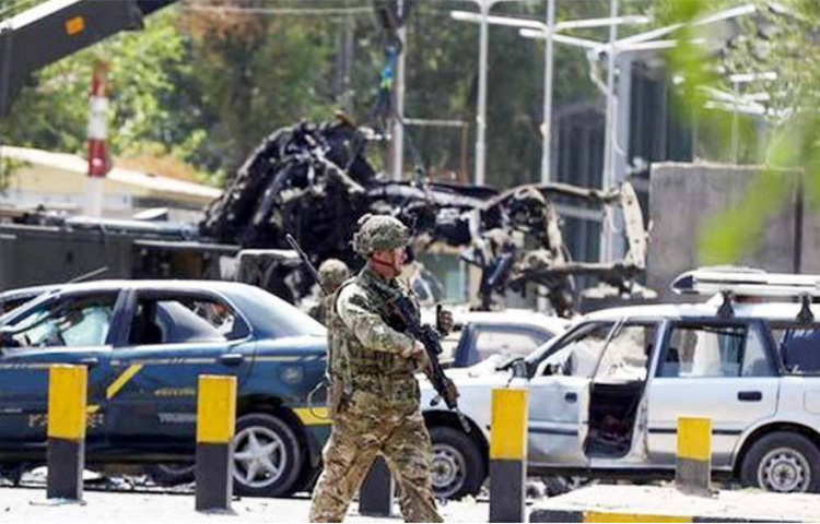 আফগানিস্তানে হেলিকপ্টার বিধ্বস্ত হয়ে নিরাপত্তা বাহিনীর ৯ সদস্য নিহত হয়েছেন। স্থানীয় কর্মকর্তারা জানিয়েছেন, বুধবার রাতে ওই দুর্ঘটনা ঘটেছে। আফগান প্রতিরক্ষা মন্ত্রণালয় বৃহস্পতিবার নিশ্চিত করেছে যে, নিরাপত্তা বাহিনীর ৯ সদস্য বুধবার রাতে হেলিকপ্টার বিধ্বস্তের ঘটনায় নিহত হয়েছেন। ছবি: সংগৃহীত