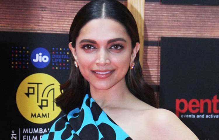 আইপিএলের সময় একাধিকবার দীপিকাকে মাঠে দেখা গিয়েছে। বিজয় মালিয়ার ছেলে সিদ্ধার্থ মালিয়ার সঙ্গে গ্যালারি থেকে প্রিয় দলের জন্য গলা ফাটাতে দেখা গিয়েছে তাকে।