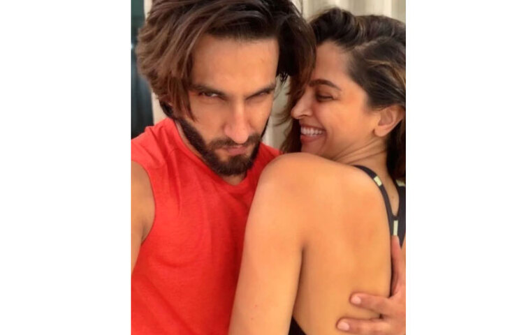 দীপিকার এই যাত্রা সম্পর্কে রণবীরকে বলতে শোনা গেল ‘ও নিজের জীবনে একটা বড়সড় আবেগের চড়াই উতরাইয়ের মধ্যে দিয়ে যাচ্ছিল। হয়ত সেটা ও নিজেও বুঝতে পারছিল না। তবে এই সমস্যাটাই পর্দায় ওর অভিনয় দক্ষতাকে আরও ক্ষুরধার করেছিল। সেই যন্ত্রণার প্রতিফলন ওর পারফরম্যান্সে ঘটতে শুরু করে’।