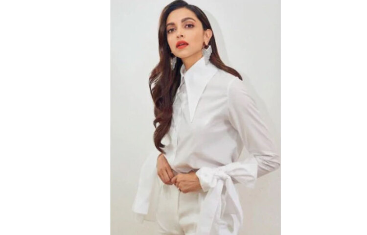 অবসাদের সঙ্গে দীপিকার লড়াই নিয়ে রণবীর বললেন- ‘এটা একটা ভয়ঙ্কর অভিজ্ঞতা’। রাম লীলা’ তারকা যোগ করেন- ‘দীপিকা হঠাৎ অজ্ঞান হয়ে পড়ে গিয়েছিল। জ্ঞান ফেরার পর জোরে জোরে চিত্কার শুরু করে ও’।