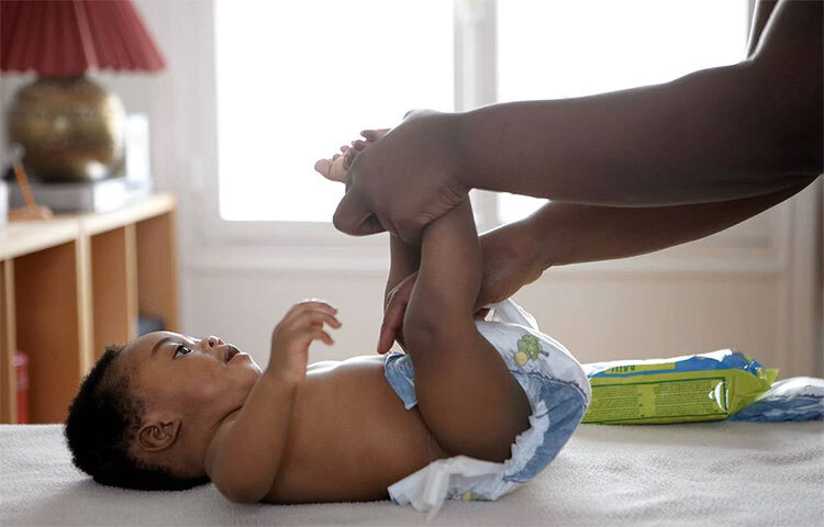 বাড়ির বাইরে নিয়ে যাওয়ার সময় বাচ্চাকে ডায়াপার পরাতেই হয়। এছাড়া রাতে ঘুমনোর সময়ও ডায়াপার পরা থাকলে পাশে মাও একটু ঘুমোতে পারেন। বার বার ঘুম থেকে উঠে কাঁথা পাল্টানোর দরকার পড়ে না। ছবি: সংগৃহীত