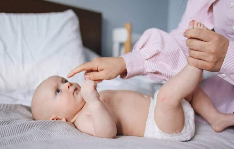কিন্তু ডায়াপার পরালে শিশুর স্পর্শকাতর ত্বকে সংক্রমণ দেখা দেয়। তাই বিশেষ সতর্কতা নিতে হয়। নয়তো হিতে বিপরীত হবে। ছবি: সংগৃহীত