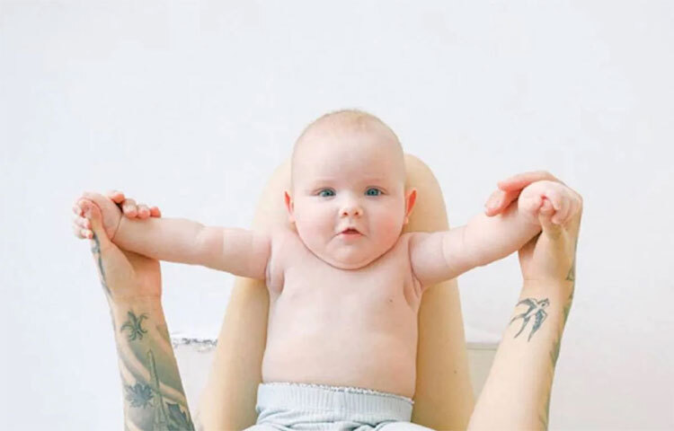 নোংরা ডায়াপার থেকে শিশুর ত্বকে সবথেকে বেশি সংক্রমণ হয়। তাই নির্দিষ্ট সময় পরপর মনে করে শিশুর ডায়াপার পরিবর্তন করুন। ছবি: সংগৃহীত