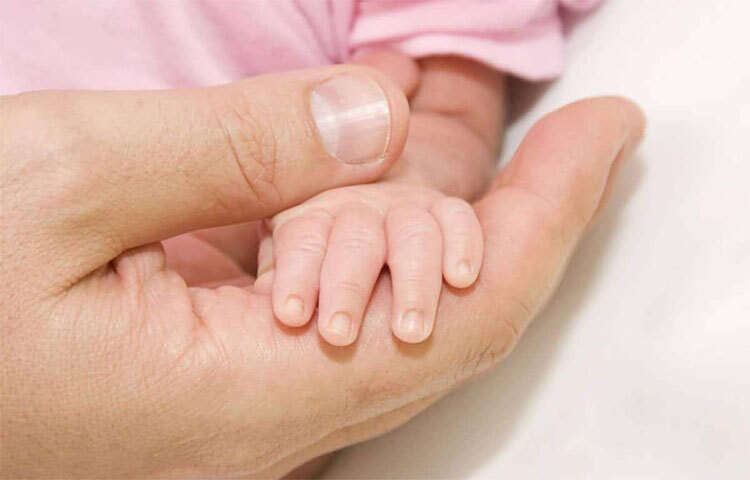 প্রতিবার ডায়াপার পরিবর্তনের সময় বাচ্চার ত্বকে ময়েশ্চারাইজার বা হালকা অয়েন্টমেন্ট লাগিয়ে দিতে ভুলবেন না। তাহলে সংক্রমণের ভয় কমবে। ছবি: সংগৃহীত