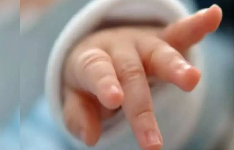 ডায়াপার পরিবর্তনের সময় শিশুর ত্বক পরিষ্কার করার সময় ওয়েট ওয়াইপস দিয়ে ভালো করে মুছে দিন। তবে খুবই নরম হাতে করবেন। তারপরও ত্বকে সংক্রমণ হলে শিশুর পশ্চাদদেশ হালকা গরম পানিতে ভিজিয়ে শুকনো তোয়ালে দিয়ে মুছিয়ে নিন। ছবি: সংগৃহীত