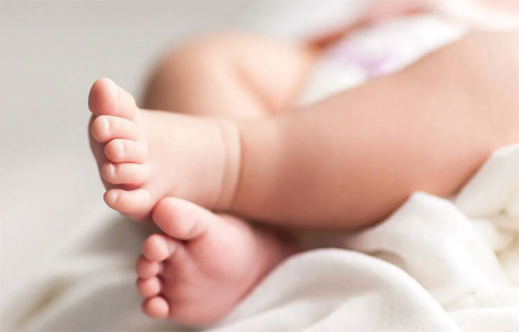 দিনের বেশির ভাগ সময় শিশুকে ডায়াপারমুক্ত রাখুন। তাহলে কোমল ত্বক শ্বাস-প্রশ্বাস নিতে পারবে। এই টিপসগুলো মনে রাখলেই গরমেও আপনার শিশুর ত্বক থাকবে ন্যাপি থেকে হওয়া সংক্রমণ থেকে মুক্ত। ছবি: সংগৃহীত