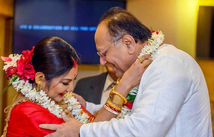 সাদা পাঞ্জাবিতে বরের বেশে দীপঙ্কর এবং লাল জমকালো শাড়িতে দোলনের বধূ বেশ সোশ্যাল মিডিয়ায় বেশ কিছু দিন ট্রেন্ডিং ছিল।