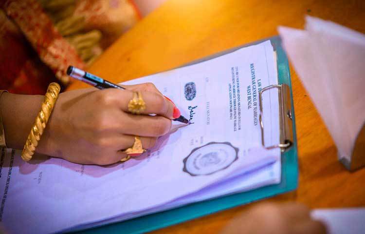 আর সে জন্যই বোধ হয় ২২ বছরের দীর্ঘ সম্পর্ক পেল পরিণতি। এক শীতের রাতে সকলের অগোচরে আইনি ভাবে বাঁধা পড়লেন দীপঙ্কর দোলন।