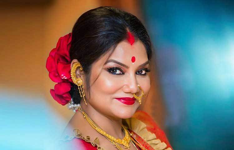 ভারতের হাইল্যান্ড পার্কের পাশে এক হোটেলে বসেছিল বিয়ের আসর। না, টোপর পরে, জাঁকজমকের বিয়ে করেননি তারা। অনুষ্ঠানে উপস্থিত হয়েছিলেন দু’জনের কাছের বেশ কয়েকজন বন্ধু এবং পরিবারের লোকেরা।