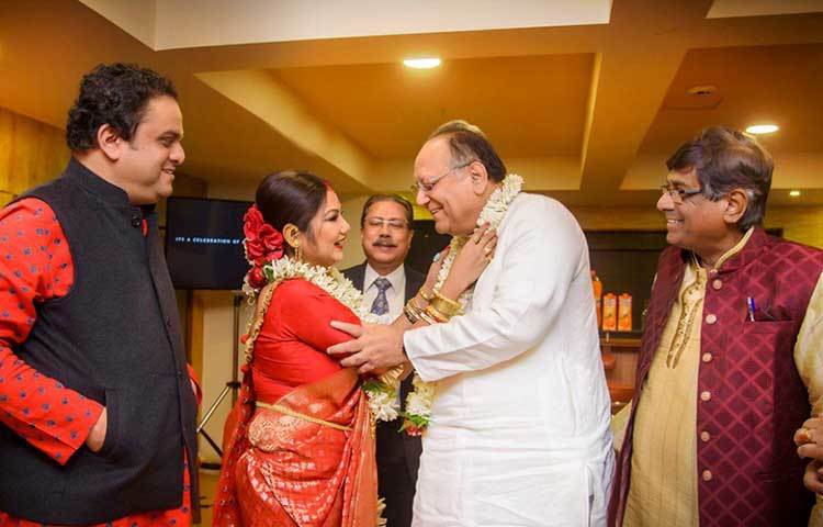 তবে মালাবদল থেকে আংটি বদল লিস্টে ছিল সবই। আয়োজন বিশেষ ছিল না, নিমন্ত্রিতদের সংখ্যাও নেহাতই কম। কিন্তু তা সত্তে¡ও দীপঙ্কর আর দোলনের বিয়ে নিয়ে সোশ্যাল সাইটে হাইপ কিছু কম হয়নি।