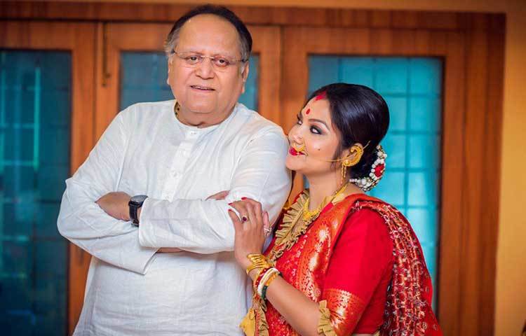 দীপঙ্করের বয়স ৭৫, দোলন ৪৯। অঙ্ক কষলে দেখা যাবে, বয়সের ফারাক ২৫ বছরেরও বেশি। কিন্তু তাতে কিছু যায় আসে না দু’জনের। কথায় বলে না, এজ ইজ জাস্ট আ নাম্বার। আর সেই কথাকেই যেন বাস্তবে রূপ দিয়েছিলেন দীপঙ্কর-দোলন।