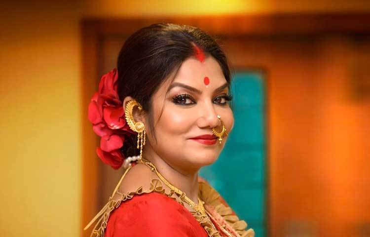 বিয়েতে দোলন পরেছিলেন লালরঙা বেনারসী। ঘটি হাতা বøাউজ। মাথা ভর্তি সিঁদুর। লাল রঙের টিপ। সঙ্গে ছিল মানানসই গয়না।