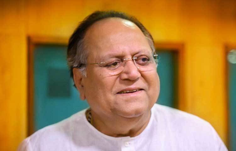 দীপঙ্করের সাজ ছিল বেশ ছিমছাম। সাদা পাজামা-পাঞ্জাবিতেও কিন্তু দোলনকে রীতিমতো পাল্লা দিচ্ছিলেন তিনি।