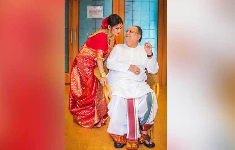 তবে, বিয়ের পরের দিনই ‘দে পরিবারে’ আচমকাই ভিড় করেছিল উদ্বেগ, দুশ্চিন্তা। শ্বাসকষ্ট নিয়ে দীপঙ্করকে ভর্তি হতে হয়েছিল বাইপাসের এক হাসপাতালে। ভর্তি ছিলেন আইসিইউতে।
