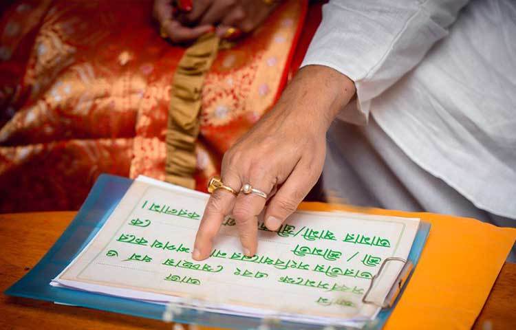 দীপঙ্কর আর দোলন যে সময়টায় শুরু করেছিলেন সে সময়ে লিভ-ইনের এতটা চল ছিল না। একে বয়সের এতটা ফারাক তার মধ্যে দোসর লিভ-ইন। নানা সমালোচনার সম্মুখীন হতে হয়েছিল ওদের। দীপঙ্কর তখন প্রতিষ্ঠিত অভিনেতা আর দোলন সবে ক্যারিয়ার শুরু করেছেন। শুনতে হয়েছিল নানা কটূ কথা। ইন্ডাস্ট্রির ভেতরেও তখন হাজারো গসিপ।