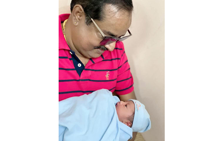 সম্প্রতি রাজধানীর ইউনাইটেড হাসপাতালে পুত্রসন্তানের জন্ম দেন ডিপজল কন্যা ওলিজা।