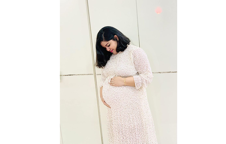 সন্তান জন্মদানের আগে ডিপজল কন্যা ওলিজা।