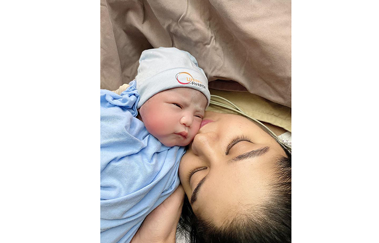 রোববার সামাজিক যোগাযোগমাধ্যমে ছেলের সঙ্গে নিজের ছবি প্রকাশ করেছেন ওলিজা মনোয়ার।