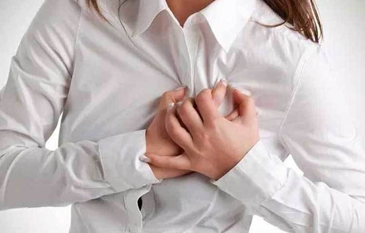 বুকে ব্যথা: বুকে ব্যথা হওয়ার ৩০ কারণ থাকতে পারে। বুকে ব্যথা হলে সাধারণত আমরা কারণটা ভাবি অ্যাসিডিটি। এটা কিন্তু হৃদ্রোগও হতে পারে। বুকে ব্যথা হলে তাই অবহেলা করবেন না। নইলে বিপদ আসতে পারে। শ্বাসকষ্ট, ক্লান্তি, শীতকালেও ঘাম, নাড়ির অনিয়মিত বা দ্রুত স্পন্দন থাকলে দ্রুত চিকিৎসা প্রয়োজন।