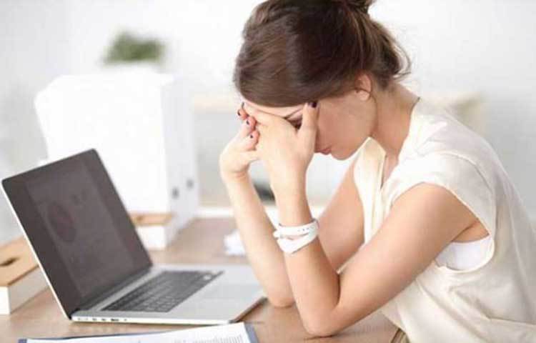 মাথাব্যথা: মাথাব্যথার মাধ্যমে শরীর আপনাকে কিছু একটা জানাতে চায়। অনেকেই ব্যথানাশক ওষুধ দিয়ে সাময়িক উপশম পেতে চেষ্টা করেন। কিন্তু মাথাব্যথার কারণটা আরও গভীর হতে পারে। প্রচুর পানি পান ও মুক্ত পরিবেশে থাকার পরও সমস্যার সমাধান না হলে ভাবতে হবে। পানিশূন্যতার কারণে মাথাব্যথা হতে পারে। পুষ্টিহীনতা, ঘুমের স্বল্পতা অথবা মানসিক চাপ থেকেও কিন্তু এমন ব্যথা হতে পারে।